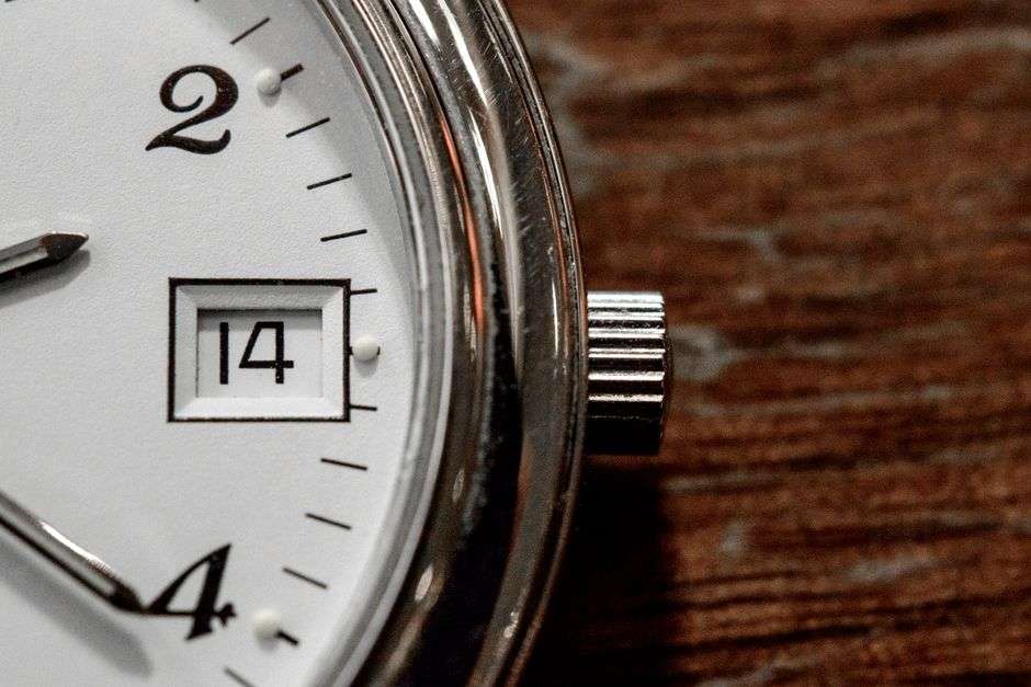 Datownik w zegarku – małe okno, duże wyzwanie projektowe