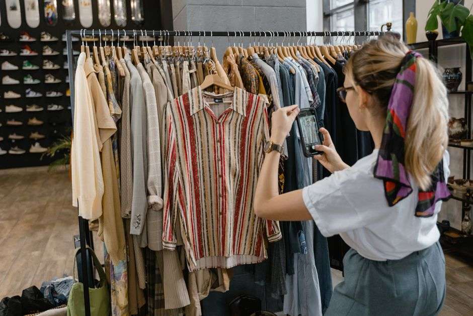 Gdzie sprzedać ubrania – platforma, komis czy media społecznościowe?