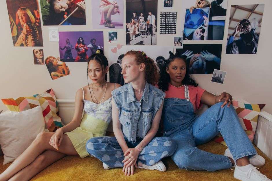 Moda lat 90. – minimalizm, grunge i sportowe inspiracje