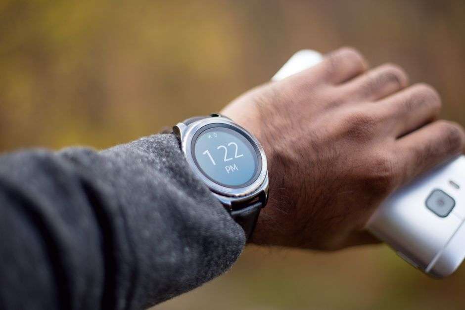 Smartwatch z dobrą baterią – co poza pojemnością decyduje o czasie pracy?