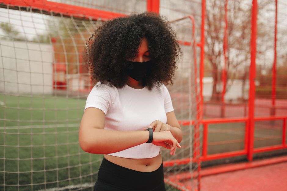 Styl sportowy z eleganckim zegarkiem – kontrast, który może działać