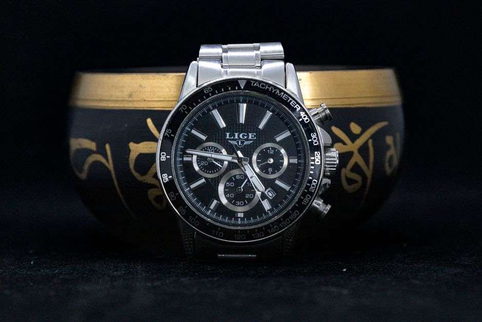 Styl sportowy z eleganckim zegarkiem – kontrast, który może działać