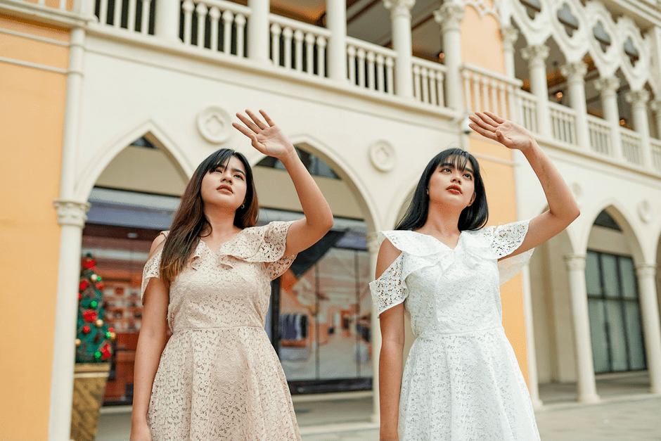 Sukienki z koronki plus size – lekkość zamiast ciężkiego efektu