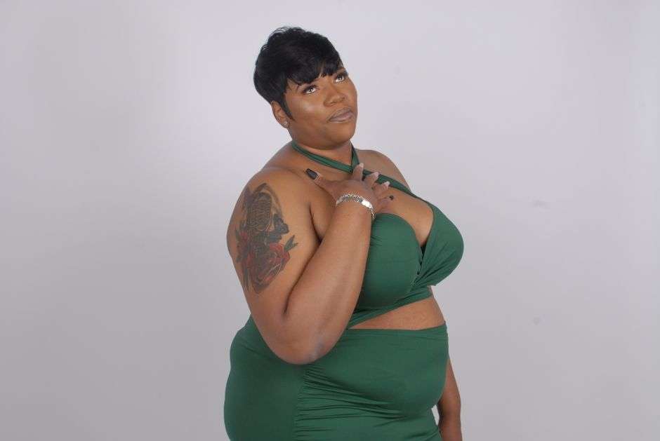 Sukienki wyszczuplające plus size – które rozwiązania naprawdę modelują sylwetkę?