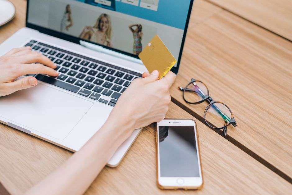 Markowe wyprzedaże online – sposoby weryfikacji sklepu i produktu